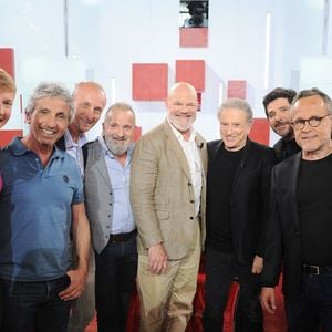 Exclusif - Mathieu Tordeur, Heisi Sevestre, le groupe Eppò, Philippe Etchbest, Michel Drucker, Patrick Fiori, Emmanuel Chaunu et Viktor Vincent lors de l'enregistrement de l'émission Vivement dimanche au studio Rive gauche, présentée par M.Drucker, diffusée sur France 3 le 17 mai 2026, à Paris, France, le 21 avril 2026. © Guillaume Gaffiot/Bestimage