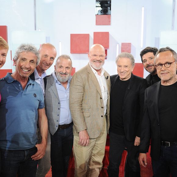 Exclusif - Mathieu Tordeur, Heisi Sevestre, le groupe Eppò, Philippe Etchbest, Michel Drucker, Patrick Fiori, Emmanuel Chaunu et Viktor Vincent lors de l'enregistrement de l'émission Vivement dimanche au studio Rive gauche, présentée par M.Drucker, diffusée sur France 3 le 17 mai 2026, à Paris, France, le 21 avril 2026. © Guillaume Gaffiot/Bestimage