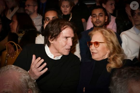"Fiers et très émus, tous les deux, de pouvoir partager avec toi cet immense succès, si mérité", a écrit Sylvie Vartan sur Instagram, en légende d'une photo d'elle et Tony Scotti entourant tendrement David Hallyday, sa récompense en main.

Exclusif - Sylvie Vartan et son mari Tony Scotti, Chantal Goya - Concert de Jean-Jacques Debout au Café de la Danse à Paris le 30 novembre 2025. © Jack Tribeca/Bestimage