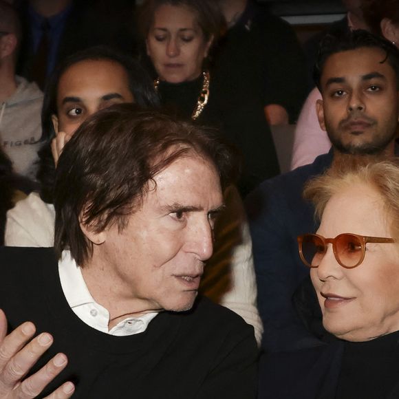 "Fiers et très émus, tous les deux, de pouvoir partager avec toi cet immense succès, si mérité", a écrit Sylvie Vartan sur Instagram, en légende d'une photo d'elle et Tony Scotti entourant tendrement David Hallyday, sa récompense en main.

Exclusif - Sylvie Vartan et son mari Tony Scotti, Chantal Goya - Concert de Jean-Jacques Debout au Café de la Danse à Paris le 30 novembre 2025. © Jack Tribeca/Bestimage