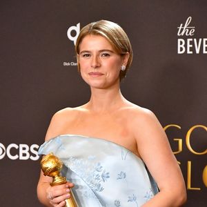 Jessie Buckley pose avec le Golden Globe de la meilleure actrice dans un film dramatique lors de la 83ème cérémonie annuelle des Golden Globes au Beverly Hilton le 11 janvier 2026 à Beverly Hills, Californie. © imageSPACE via ZUMA Press Wire / Bestimage