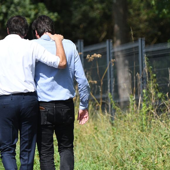 Anthony Delon et son demi-frère Alain-Fabien découvrent les hommages devant les grilles de la propriété de Douchy, quelques heures avant les obsèques de leur père, A.Delon, le 24 août 2024.  © Agence / Bestimage