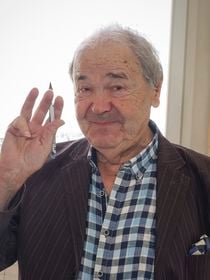 "Cela a pris trente ans" : Pierre Perret a restauré toute sa maison de Seine-et-Marne avec piscine et l'a agrandie pour sa femme Rebecca