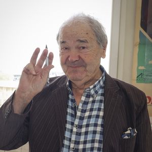 Pierre Perret vit dans une ancienne fermette située à Nangis, en Seine-et-Marne.

Semi-exclusif - Pierre Perret - 30ème Journées Nationales du Livre et du Vin à Saumur. © Jack Tribeca / Bestimage