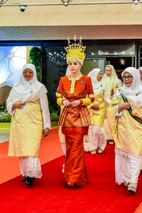 Son épouse, Anisha Rosnah, attend leur premier enfant.

La cérémonie du " Berbedak ", ou " cérémonie de poudrage ", au cours de laquelle le marié et la future mariée sont bénis par les membres de la famille royale qui appliquent une pâte de poudre sur leurs mains, au 4e jour du mariage royal de Brunei, du prince Abdul Mateen de Brunei et d'Anisha Rosnah, le 11 janvier 2024 à Bandar Seri Begawan, Brunei. Photo by Balkis Press/ABACAPRESS.COM