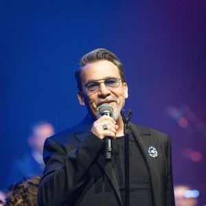 Une story Instagram montre l’artiste attablé en train de signer un tirage à son effigie puis posant dans une ambiance conviviale...

Le chanteur Florent Pagny se produit lors d'un concert de charité, Sentinelles D'Un Soir, organisé par le Gouverneur Militaire de Paris au profit des Bleuets de France, des soldats blessés et des victimes du terrorisme à la Salle Pleyel à Paris, France, le 30 mai 2024. © David Boyer/Abacapress.com