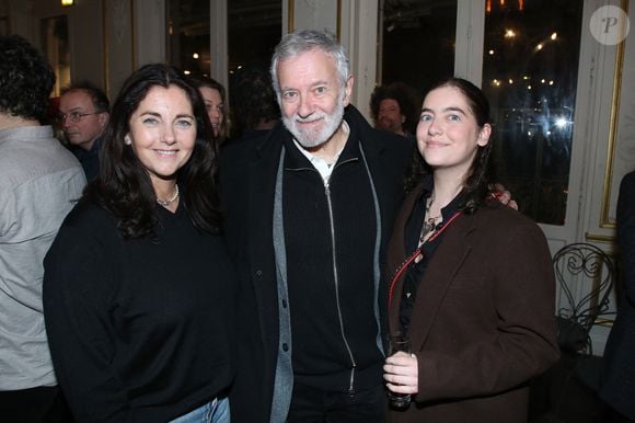 Son ex-compagne Cristiana Reali et leur fille Elisa étaient présentes, malgré leur séparation depuis 17 ans.

Cristiana Reali, Francis Huster et leur fille Elisa- Cocktail au Théâtre du Gymnase à la suite de la Première soirée de la Pièce " En thérapie ". Paris, France, le 17 Janvier 2026.

© Bertrand Rindoff / Bestimage