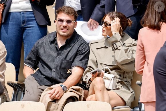 Antoine Dupont et sa compagne Iris Mittenaere en tribunes lors de la finale messieurs des Internationaux de France de Tennis de Roland Garros 2025 (jour 15), à Paris, France, le 8 juin 2025. © Cyril Moreau/Bestimage