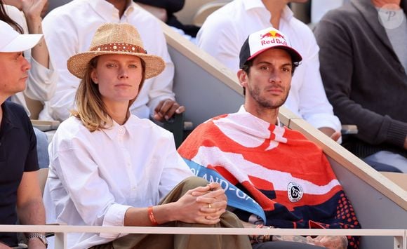 Constance Jablonski et son mari Matthias Dandois dans les tribunes de la finale homme des Internationaux de France de tennis de Roland Garros 2024 à Paris le 9 juin 2024. © Jacovides-Moreau/Bestimage