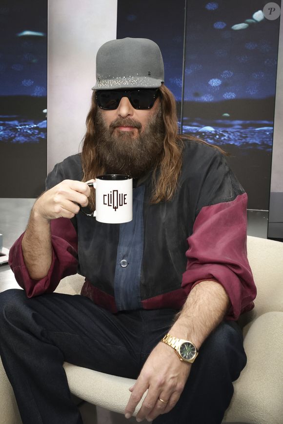 Amandine de la Richardière et Sébastien Tellier ont une passion commune : la musique.

Sébastien Tellier, sur le plateau de l'émission Clique (Midi) présenté par M.Achour, et diffusé sur Canal + le 18 novembre 2025, à Paris, France, le 12 novembre 2025. © Jack Tribeca/Bestimage