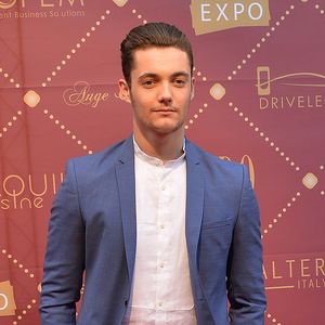 et entre dans le monde politique français, avec son passif américain. De quoi le distinguer de son père, mais pas trop.

Louis Sarkozy  - Cérémonie des "Gold prix de la TNT" au Théâtre Bobino à Paris © Perusseau/Veeren/Bestimage