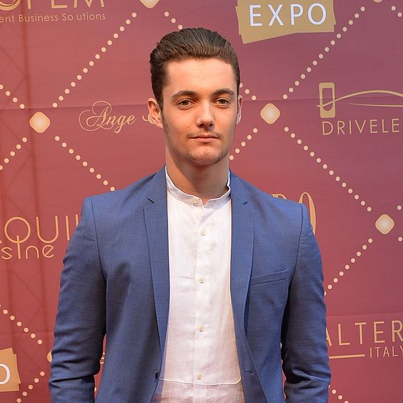 et entre dans le monde politique français, avec son passif américain. De quoi le distinguer de son père, mais pas trop.

Louis Sarkozy  - Cérémonie des "Gold prix de la TNT" au Théâtre Bobino à Paris © Perusseau/Veeren/Bestimage