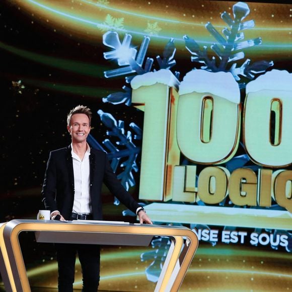 Surpris, Cyril Féraud a vite voulu mettre les choses au clair. "C’était l’avant d’avant ! En fait, [les biscuits] sont périmés, ce sont ceux de l’année dernière !", avait-il lancé, avec le sourire, et d'ajouter : "Non, non, un enfant ça va. Ça suffit !" Voilà qui est clair donc.

Exclusif - Cyril Féraud - Enregistrement de l'émission "100% Logique, Spéciale Noël", présentée par C.Féraud et diffusée le 21 décembre sur France 2.
© Christophe Clovis / Bestimage