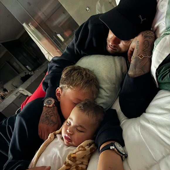 Sans oublier son fils Davi Lucca

Neymar, Instagram