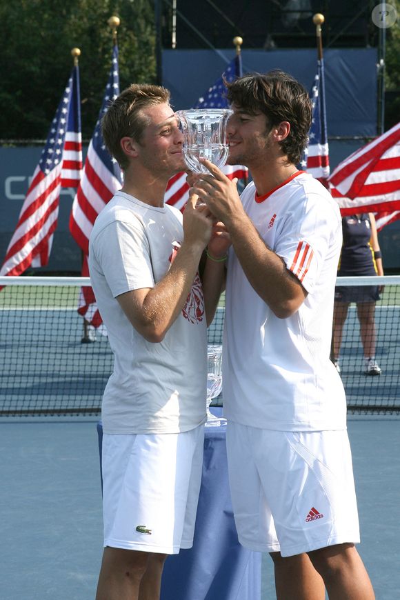 Les Français Jérôme Inzerillo et Johnathan Eysseric tiennent le trophée après avoir remporté le match final du tournoi de tennis US Open qui s'est déroulé au stade Arthur Ashe à Flushing Meadows, New York City, NY, USA, le 7 septembre 2007. Photo par Corinne Dubreuil/Cameleon/ABACAPRESS.COM