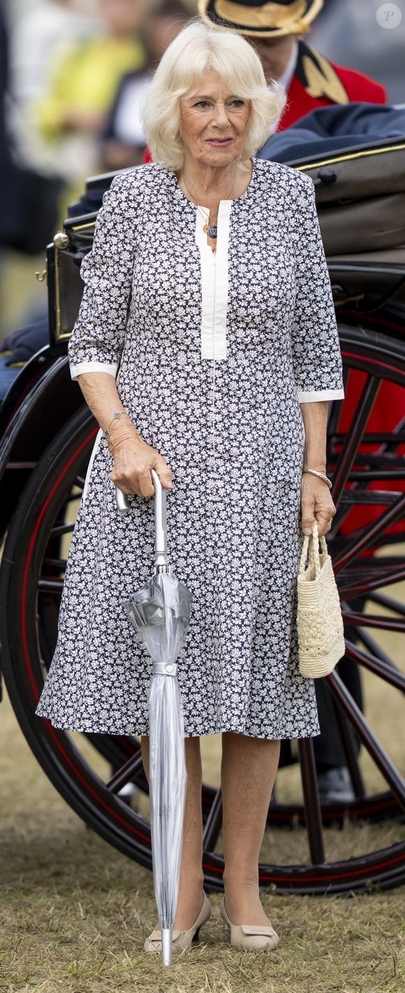 Le roi Charles III d'Angleterre et Camilla Parker Bowles, reine consort d'Angleterre, arrivent en calèche pour leur visite au Flower Show 2025 de Sandringham, Royaume Uni, le 23 juillet 2025. © GoffPhotos/Bestimage