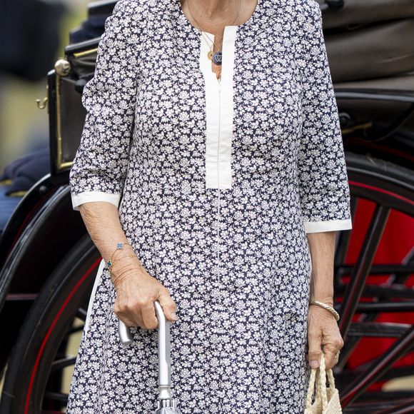 Le roi Charles III d'Angleterre et Camilla Parker Bowles, reine consort d'Angleterre, arrivent en calèche pour leur visite au Flower Show 2025 de Sandringham, Royaume Uni, le 23 juillet 2025. © GoffPhotos/Bestimage