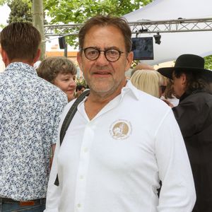 Le chef y propose un menu d'été à 100 euros certains jours de la semaine.

Les Chefs à Saint-Tropez fêtent les producteurs 2025 - Inauguration de la 5e édition,  les Chefs et les producteurs se retrouvent sur la place des Lices à Saint-Tropez, le 3 mai 2025. Le chef Michel Sarran. ©Jean-Marc Lhomer / Bestimage.