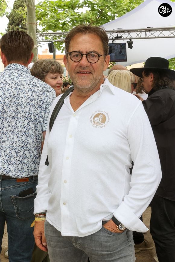 Le chef y propose un menu d'été à 100 euros certains jours de la semaine.

Les Chefs à Saint-Tropez fêtent les producteurs 2025 - Inauguration de la 5e édition,  les Chefs et les producteurs se retrouvent sur la place des Lices à Saint-Tropez, le 3 mai 2025. Le chef Michel Sarran. ©Jean-Marc Lhomer / Bestimage.