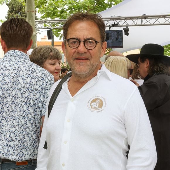 Le chef y propose un menu d'été à 100 euros certains jours de la semaine.

Les Chefs à Saint-Tropez fêtent les producteurs 2025 - Inauguration de la 5e édition,  les Chefs et les producteurs se retrouvent sur la place des Lices à Saint-Tropez, le 3 mai 2025. Le chef Michel Sarran. ©Jean-Marc Lhomer / Bestimage.