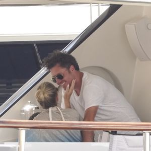Exclusif - Laeticia Hallyday et son compagnon Frédéric Suant passent un week-end à Saint-Tropez en amoureux sur un yacht le 16 juin 2025.