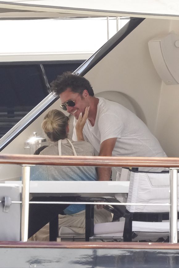 Exclusif - Laeticia Hallyday et son compagnon Frédéric Suant passent un week-end à Saint-Tropez en amoureux sur un yacht le 16 juin 2025.