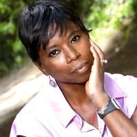 Installée à des milliers de kilomètres de la France, l'ex-championne Surya Bonaly traverse plusieurs épreuves et prend la parole