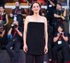 Ce collier baptisé Plume en or blanc 18K est composé de 242 diamants, et provient de la première et unique collection de Haute Joaillerie de Gabrielle Chanel créée en 1932. 

Marion Cotillard à la première de "Mr. Nelson, Did You Kill People?" lors du 83ème Festival International du Film de Venise (Mostra), à Venise, Italie, le 4 septembre 2026. 

© Pierre Perusseau/Bestimage