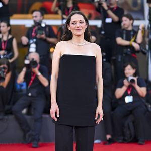 Ce collier baptisé Plume en or blanc 18K est composé de 242 diamants, et provient de la première et unique collection de Haute Joaillerie de Gabrielle Chanel créée en 1932. 

Marion Cotillard à la première de "Mr. Nelson, Did You Kill People?" lors du 83ème Festival International du Film de Venise (Mostra), à Venise, Italie, le 4 septembre 2026. 

© Pierre Perusseau/Bestimage
