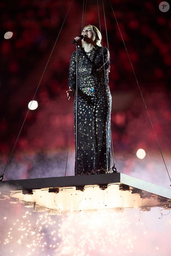 La chanteuse Louane (Louane Emera), représentante de la France au concours de l'Eurovision, interpréte pour la première fois son titre "maman", en hommage à sa mère décédée lorsqu'elle avait 17 ans, devant les 80 000 spectateurs, suspendue sur une plateforme, plusieurs mètres au-dessus de la pelouse et des musiciens, du Stade de France à la mi-temps du match du Tournoi des Six Nations opposant la France à l'Écosse, à Saint-Denis, Seine Saint-Denis, France, le 15 mars 2025. © Cyril Moreau/Bestimage