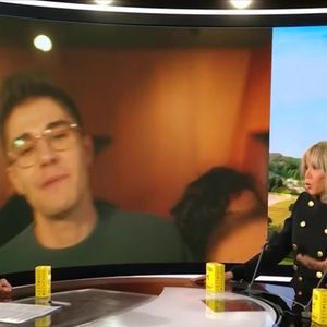 Ou de la "Star Academy"
L'hymne des Pièces Jaunes chantés par des artistes, dont des anciens de "The Voice" et de la "Star Academy"