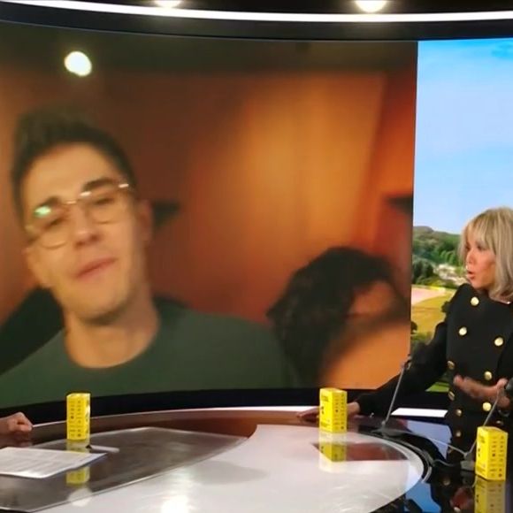 Ou de la "Star Academy"
L'hymne des Pièces Jaunes chantés par des artistes, dont des anciens de "The Voice" et de la "Star Academy"
