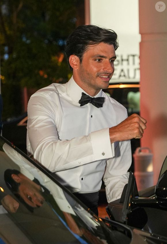 Carlos Sainz Jr. et sa compagne Rebecca Donaldson quittent l'hôtel "Martinez" lors du 78ème Festival International du Film de Cannes le 13 mai 2025. © Martin Bousseau/Bestimage