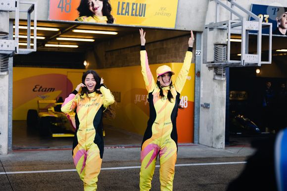 Sur une photo partagée par son papa dans la story de son compte Instagram, on voit Lila, sur le circuit du Mans, au plus proche de la piste, montrer fièrement le visage de sa compétitrice favorite, qui faisait équipe au GP Explorer avec l'influenceuse et mannequin Léa Elui.

Maghla et Léa Elui lors du GP Explorer 3, organisé par Squeezie sur le circuit Bugatti du Mans du 4 au 5 octobre 2025. © DPPI / PsnewZ / Bestimage