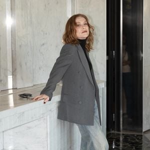 Isabelle Huppert participe au photocall du festival du film français Rendez vous à l'hôtel Sofitel. Photo par Backgrid UK/ Bestimage