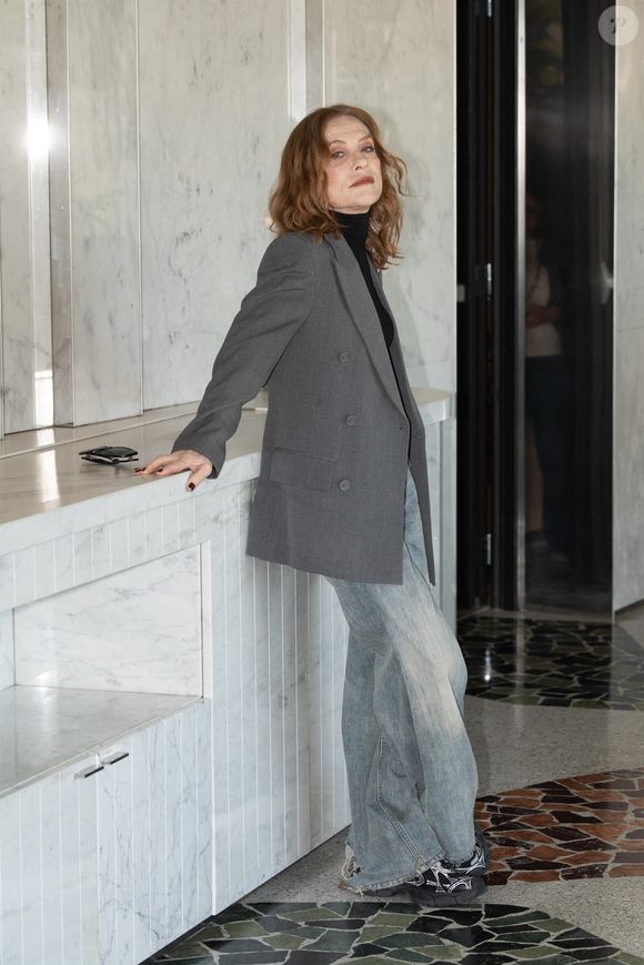 Isabelle Huppert participe au photocall du festival du film français Rendez vous à l'hôtel Sofitel. Photo par Backgrid UK/ Bestimage