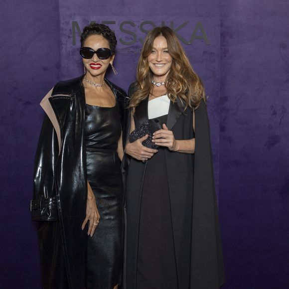 Elle a pu retrouver plusieurs amies comme Farida Khelfa, actrice et réalisatrice, avec laquelle elle a posé devant les photographes.

Farida Khelfa et Carla Bruni au photocall du défilé Messika Collection Femme Prêt-à-Porter Printemps/Eté 2026 lors de la Fashion Week de Paris (PFW), au Musée des Arts décoratifs, à Paris, France, le 3 octobre 2025. © Olivier Borde/Bestimage