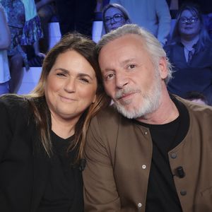 Valérie Benaim, Jean-Michel Maire sur le plateau de la dernière émission "TPMP" à Paris le 26 mars 2025.
© Jack Tribeca / Bestimage