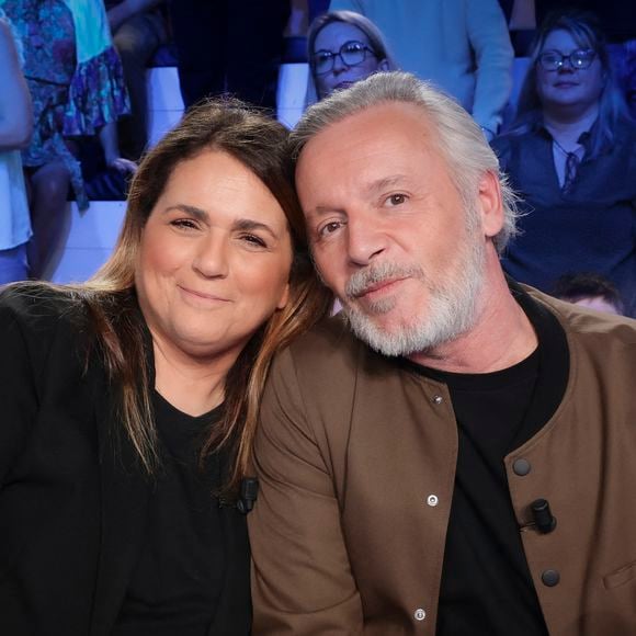 Valérie Benaim, Jean-Michel Maire sur le plateau de la dernière émission "TPMP" à Paris le 26 mars 2025. 

© Jack Tribeca / Bestimage