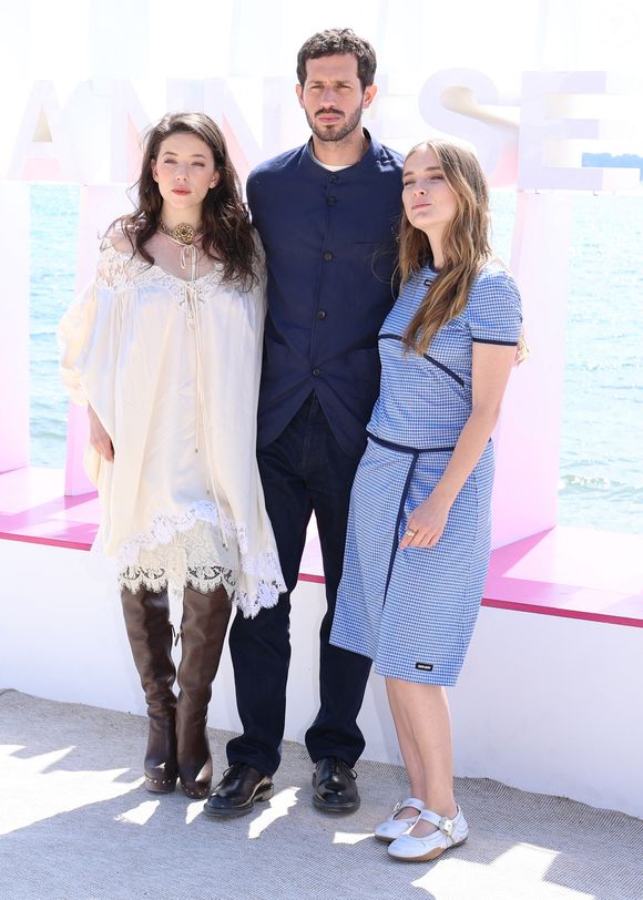Zoe Adjani, Victor Belmondo et Camille Razat - Photocall 'Le rouge et le noir' lors de la 9ème édition de "CanneSeries" sur la plage du Majestic à Cannes le 25 Avril 2026. © Denis Guignebourg / BestImage