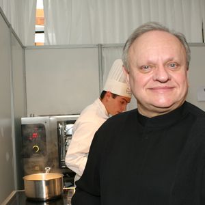 Une sacrée somme qui comprend les 700m² ainsi que la parcelle adjacente de 900m² à aménager.

Joël Robuchon - 1er salon de la gastronomie des Outre-Mer à paris le 7 février 2015
| 1er salon de la gastronomie des Outre-Mer