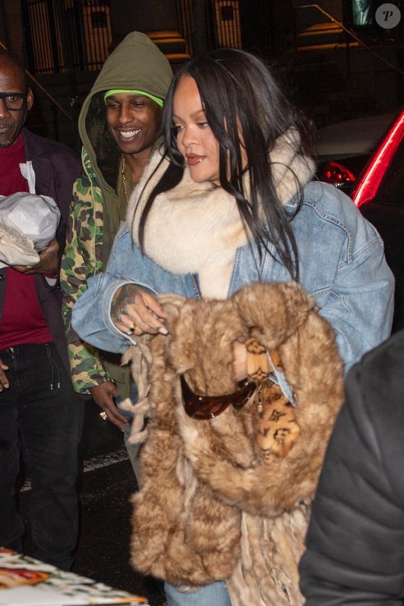 New York, NY Rihanna et ASAP Rocky sont vus en train de profiter d'une soirée élégante alors qu'ils se dirigent vers un dîner au El Puerto Seafood à New York City. 
Backgrid USA / Bestimage