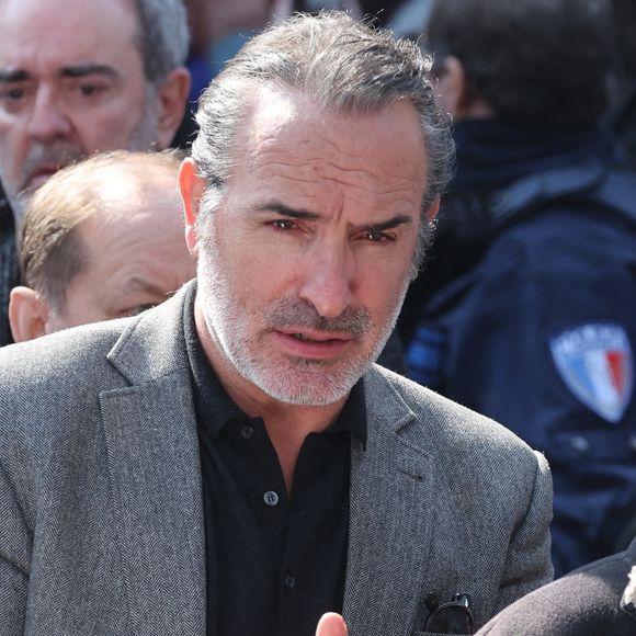 Il est le papa de Simon (né en 2000) et Jules (né en 2001), né de sa relation avec Gaëlle Demars, et deJeanne et Alice, qu'il a eues avec Nathalie Péchalat 

Jean Dujardin - Sorties des obsèques de Bruno Salomone en l'église Sainte-Anne de Polangis de Joinville-le-Pont (Val-de-Marne) le 23 mars 2026. © Cyril Moreau - Dominique Jacovides / Bestimage