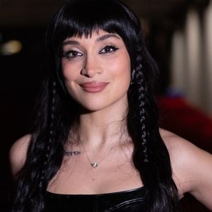 Ce mariage annulé a forgé de nouvelles exigences chez l'artiste, qui refuse désormais de brûler les étapes. "Je suis plus précautionneuse qu'avant pour me lancer dans l'amour", assure-t-elle, expliquant qu'elle ne peut plus s'investir intimement avec une personne qui n'a pas fait de travail sur elle-même pour "se connaître".

Exclusif - Camelia Jordana lors de la projection en exclusivité de son nouveau vidéoclip au cinéma "Le Luminor" à Paris, le 25 février 2026.
© Julien Sarkissian/Bestimage