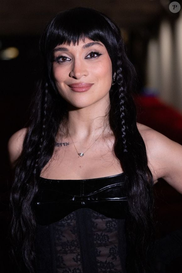 Ce mariage annulé a forgé de nouvelles exigences chez l'artiste, qui refuse désormais de brûler les étapes. "Je suis plus précautionneuse qu'avant pour me lancer dans l'amour", assure-t-elle, expliquant qu'elle ne peut plus s'investir intimement avec une personne qui n'a pas fait de travail sur elle-même pour "se connaître".

Exclusif - Camelia Jordana lors de la projection en exclusivité de son nouveau vidéoclip au cinéma "Le Luminor" à Paris, le 25 février 2026.
© Julien Sarkissian/Bestimage