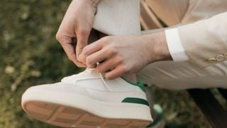 Chaussures de ville obligatoires pour aller au travail ? Ces 4 paires de baskets vont faire changer d’avis ces messieurs