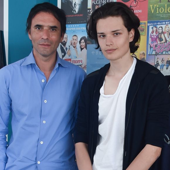 Samuel Benchetrit et son fils Jules Benchetrit (fils de Marie Trintignant) posant lors du 68 ème Festival International du Film de Cannes à Cannes le 18 mai 2015. LIONEL URMAN  / BESTIMAGE