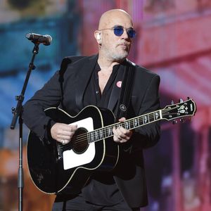 Pascal Obispo lors du concert du gala de Noël de l'association Tout le monde contre le cancer fête ses 20 ans diffusé le 24 décembre sur M6 à Paris, France, le 4 décembre 2025.

© Coadic Guirec/Bestimage