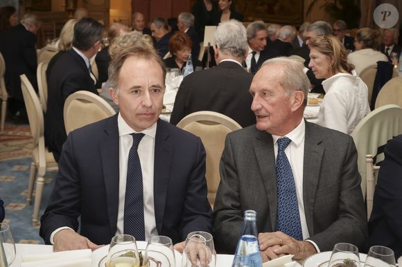 Sir Thomas Drew et Gérard Longuet - Dîner de La Revue des Deux Mondes au Cercle Interalliée avec en invité d’honneur Gerald Darmanin, Paris, France, le 3 novembre 2025. Les salons du Cercle Interallié ont fait salle comble ce soir-là, réunissant de nombreuses personnalités du monde de la politique, des affaires, du droit, de la culture ou encore de la diplomatie, venues écouter le garde des Sceaux. 
© Jack Tribeca / Bestimage