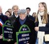 C'est Alain Belmondo, le frère de Jean-Paul Belmondo

Le maire du 15ème arrondissement Philippe Goujon, Paul Belmondo, Alain Belmondo, Stella Belmondo - Inauguration de "La promenade Jean-Paul Belmondo" au terre-plein central du pont de Bir-Hakeim, ouvrage public communal situé sous le viaduc du métro aérien, à Paris (15e, 16e) le 12 avril 2023. © Cyril Moreau/Bestimage